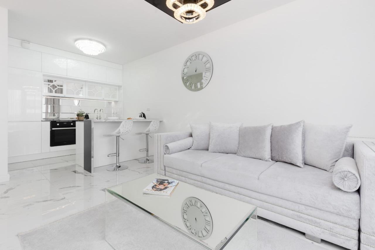 Elegant Apartments With Balcony & Parking Warsaw By Noclegi Renters Екстериор снимка
